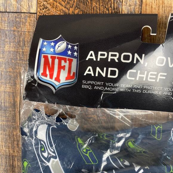 Northwest NFL 3 Piece Team Color and Logo Chef Set: Apron, Oven Mitt & Chef Hat - Picture 2 of 10